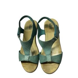 Clarks Sandals Size 7.5 Turquoise Leather Embossed Snake Skin Pattern